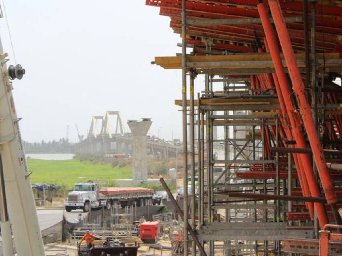 Alertan atrasos hasta de un año en obras del nuevo Puente Pumarejo