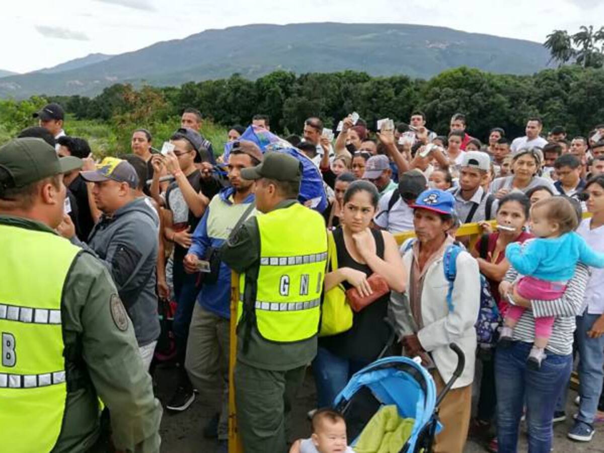 VIDEO: Venezolanos cruzan frontera antes del cierre de los puentes