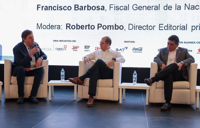 Roberto Pombo, director editorial de Prisa Media, en compañía del Fiscal General de la Nación, Francisco Barbosa y el presidente de la Corte Suprema de Justicia, Fernando Castillo