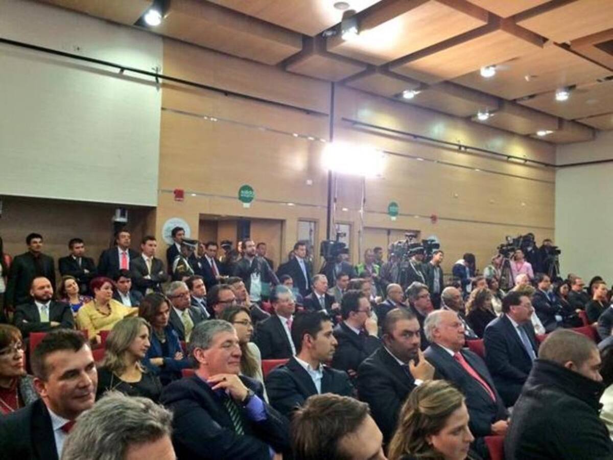 El lanzamiento, contó con la presencia del presidente Juan Manuel Santos y también del equipo del programa 6am de Caracol Radio.