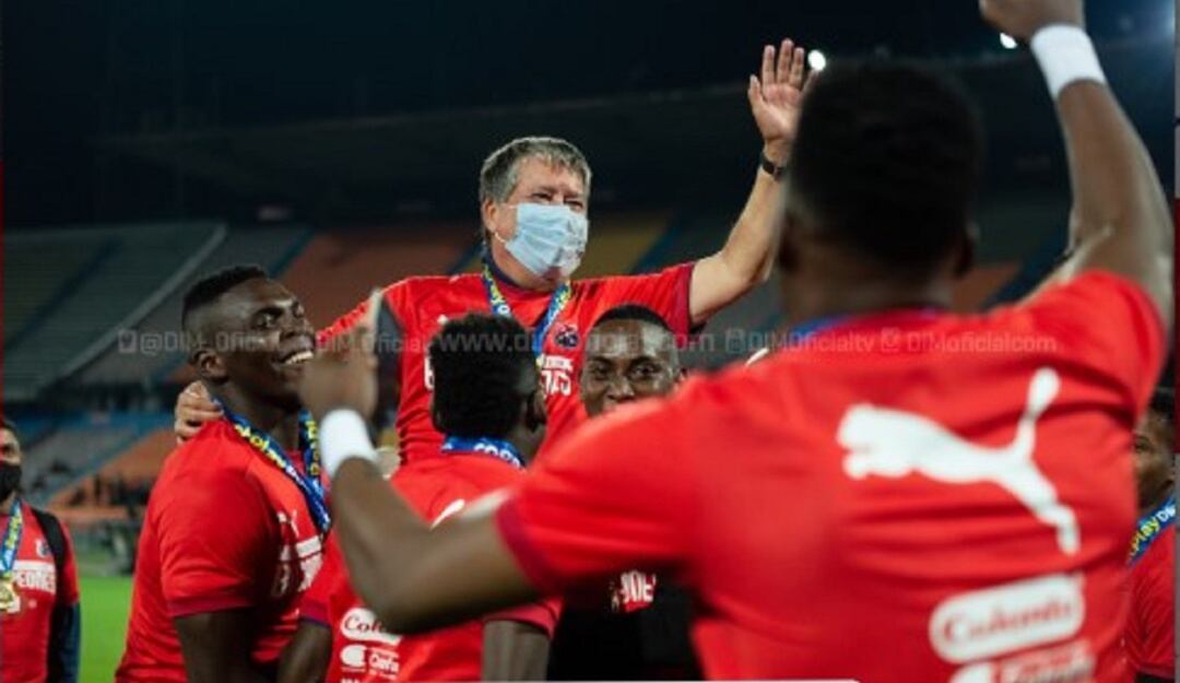 Los jugadores del Medellín festejan junto a 'Bolillo' Gómez el título de la Copa Colombia.