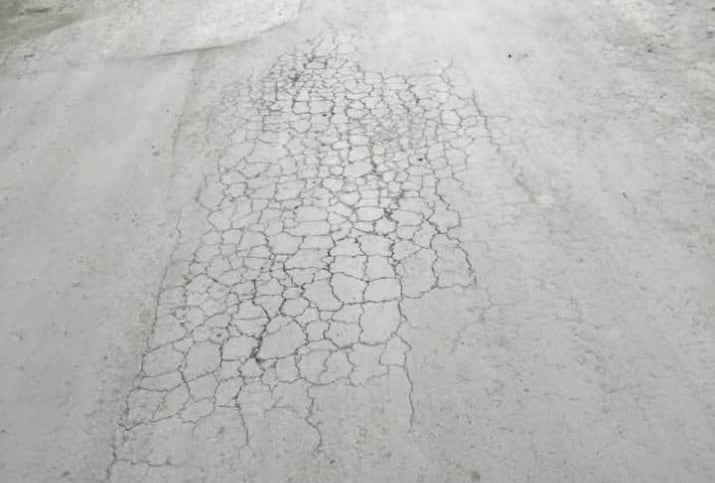 Las vías en el barrio Patriotas de Tunja, se encuentran agrietadas y en mal estado. La comunidad pide la intervención de la Alcaldía / Fotos: Suministrada.