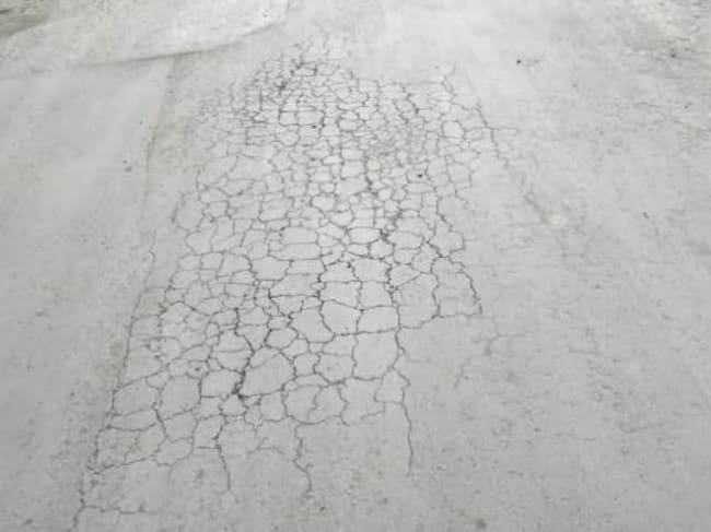 Las vías en el barrio Patriotas de Tunja, se encuentran agrietadas y en mal estado. La comunidad pide la intervención de la Alcaldía / Fotos: Suministrada.