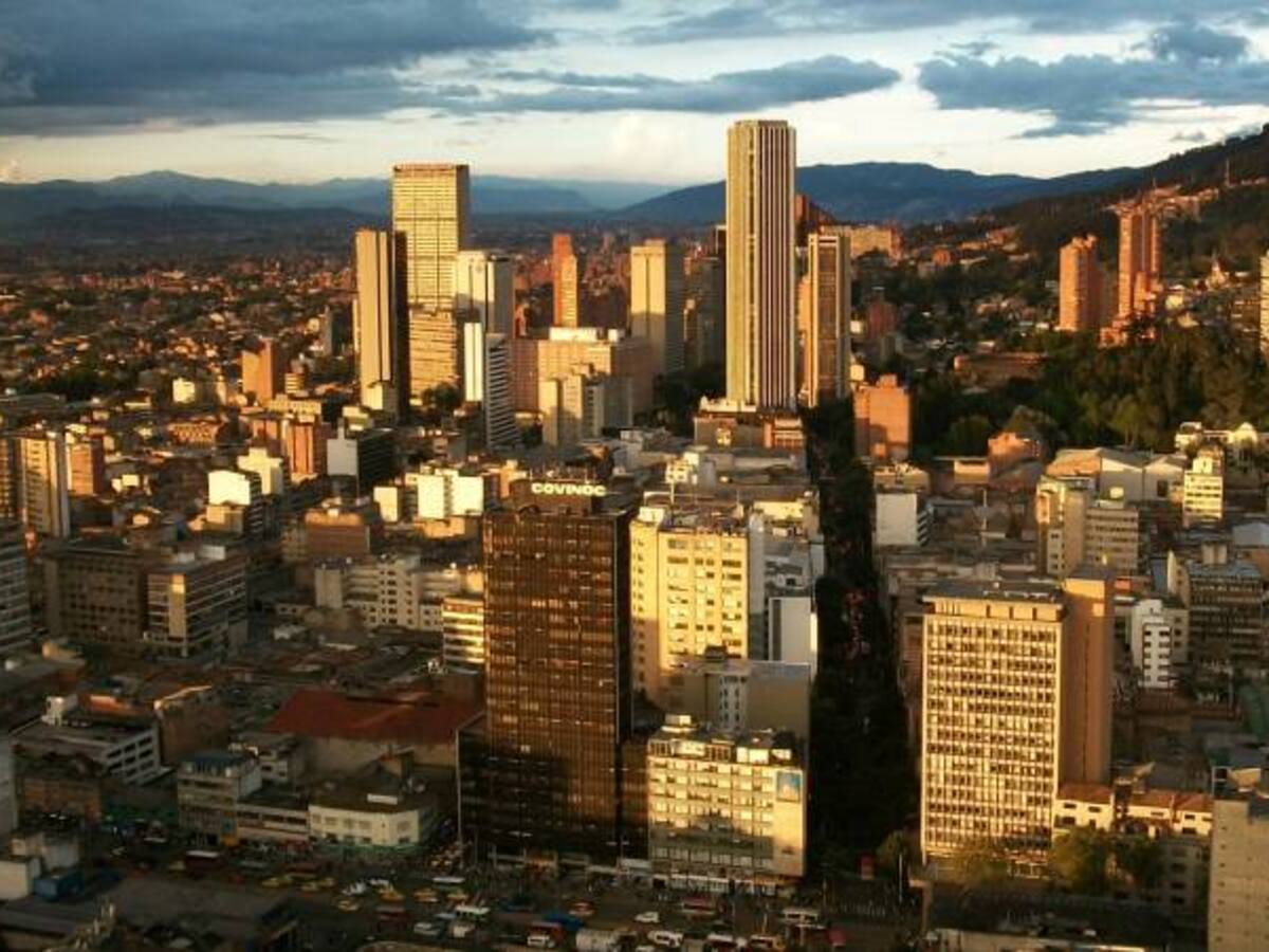 Victimas de urbanizadores piratas recibieron los títulos de sus propiedades en Bogotá