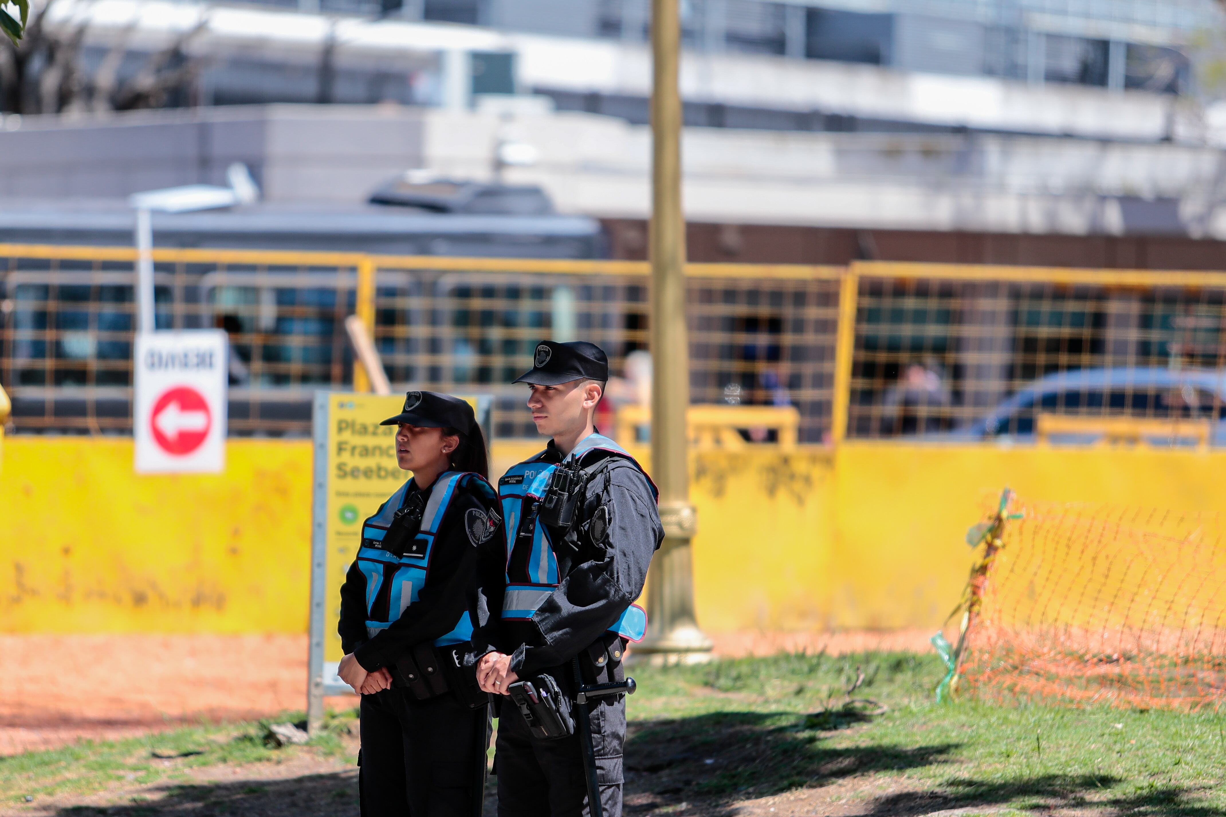 Agentes de policía argentinos prestan guardia en inmediaciones de la embajada de los Estados Unidos hoy, en Buenos Aires (Argentina). Las amenazas de bomba recibidas este miércoles en las embajadas de Israel y de Estados Unidos en Buenos Aires tuvieron un resultado "negativo", según confirmaron a EFE fuentes oficiales. EFE/ Luciano González