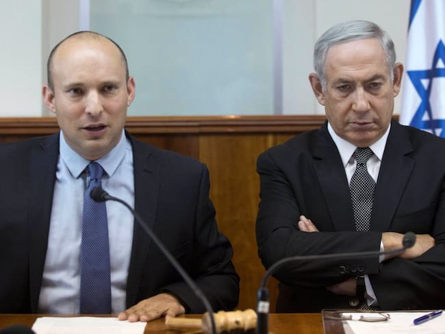El nuevo primer ministro israelí, Naftali Bennett (izq), cuando era asesor político de Benjamin Netanyahu (der).