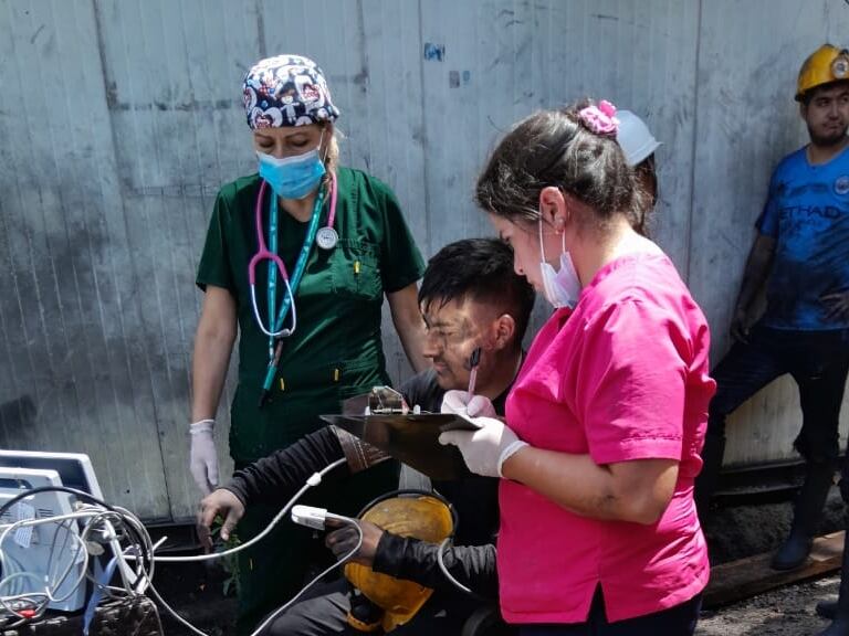 El personal médico de la E.S.E. del municipio, valoró a los mineros rescatados. Foto | Alcaldía de Maripí