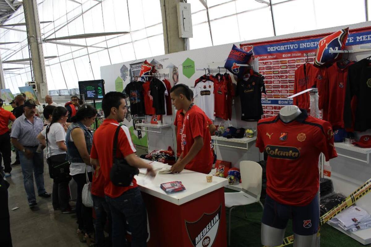 Cuerpo técnico y jugadores disfrutaron por igual de una mañana con fieles seguidores en Plaza Mayor Medellín.