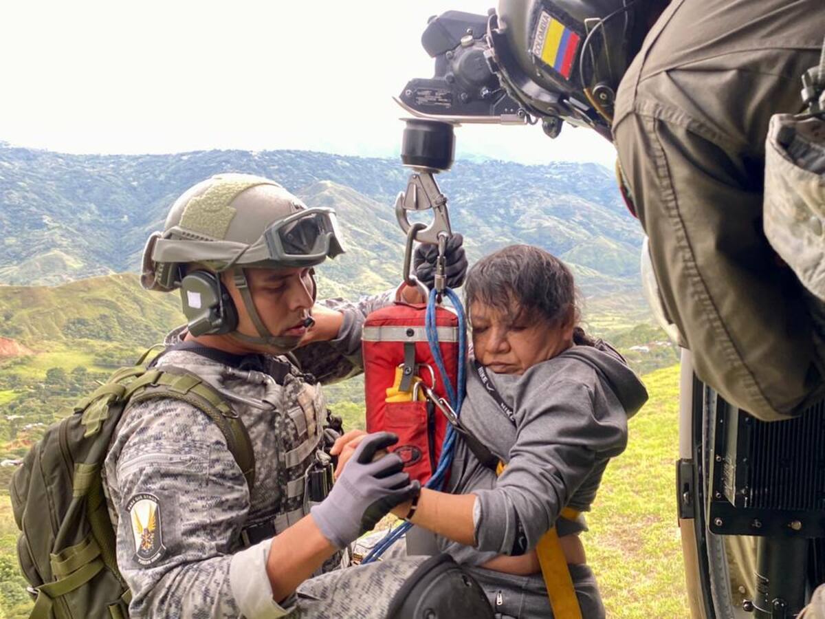 Fuerza Aérea adelanta operativos de rescate de afectados por derrumbe en Rosas, Cauca