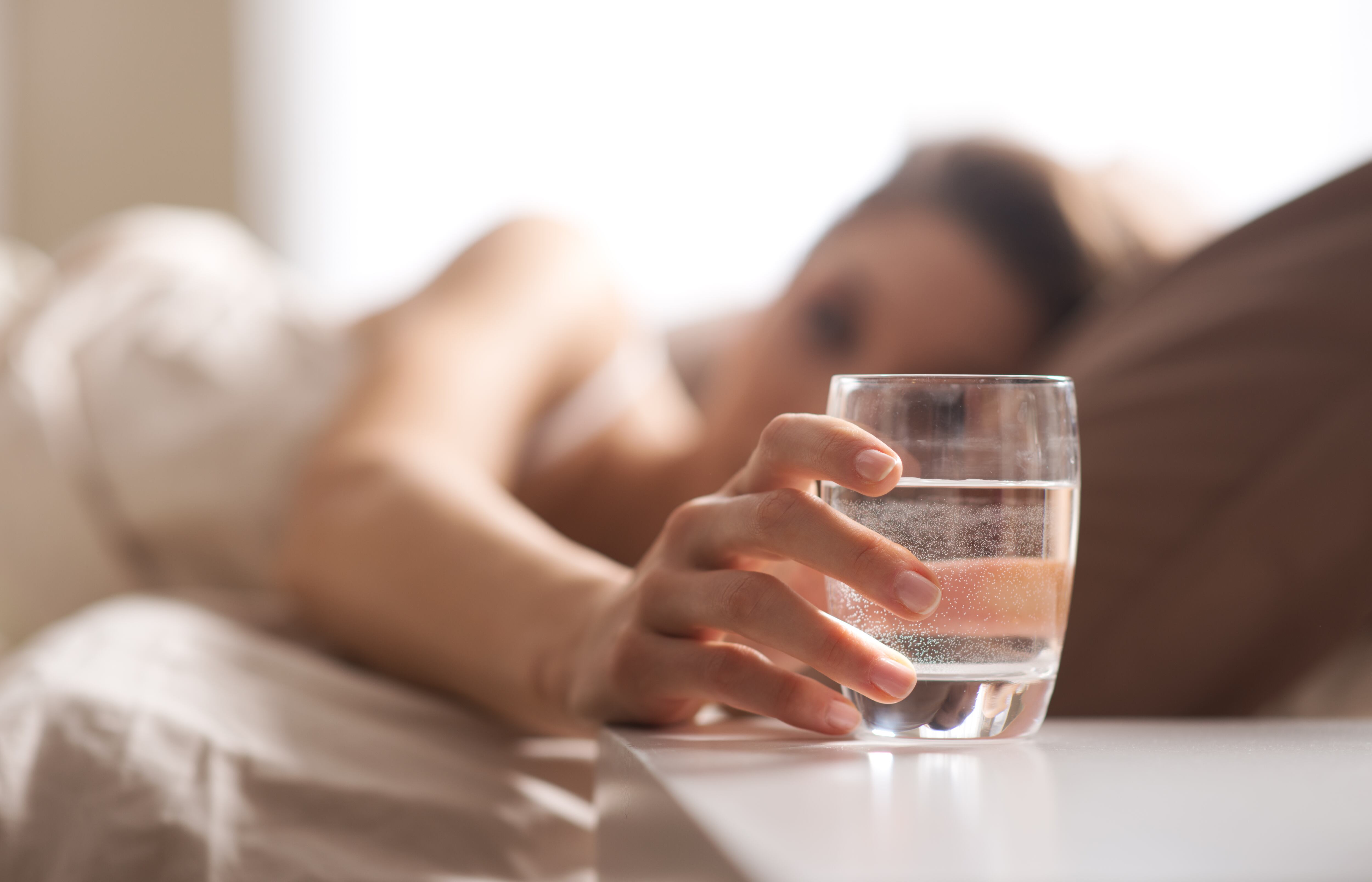 Beneficios de tomar agua antes de dormir - Getty Images