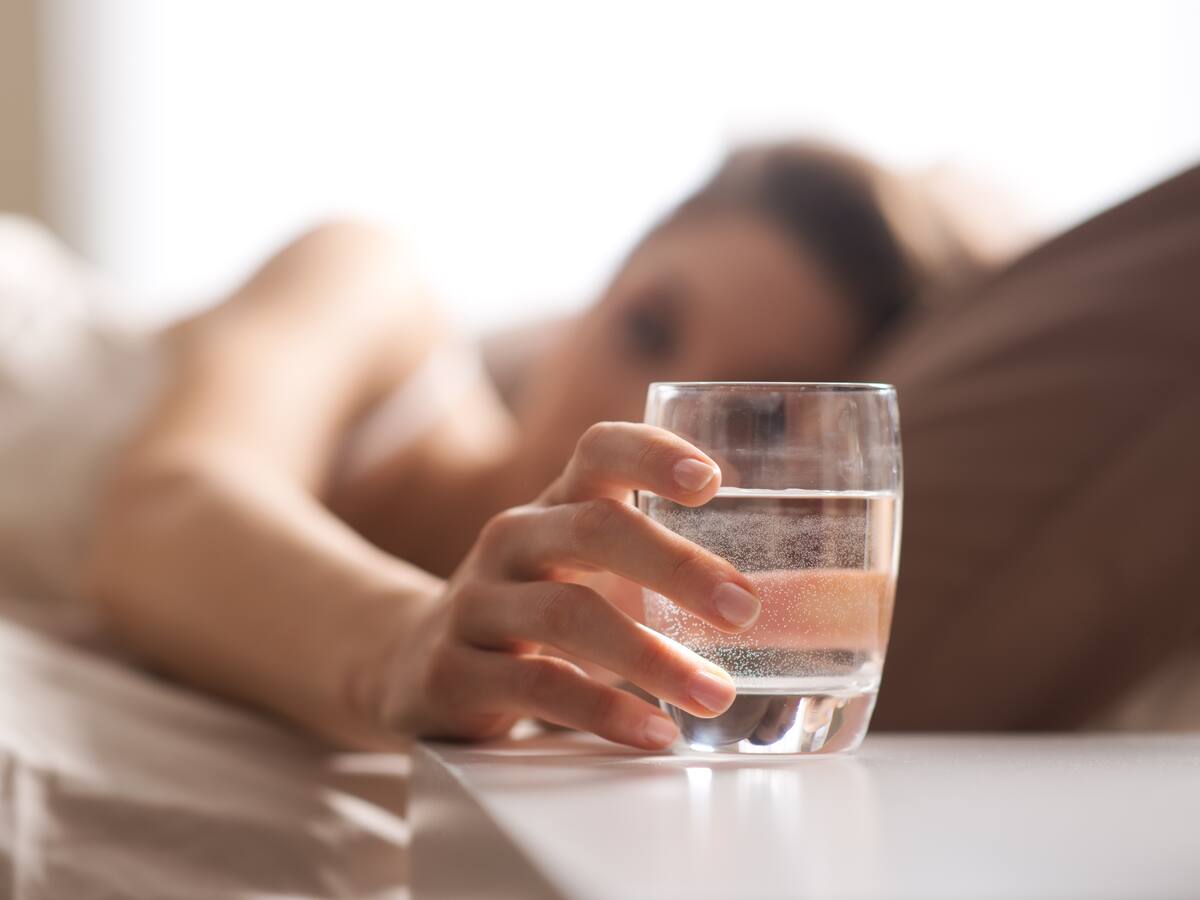 ¿Por qué es bueno tomar agua antes de dormir, según expertos?