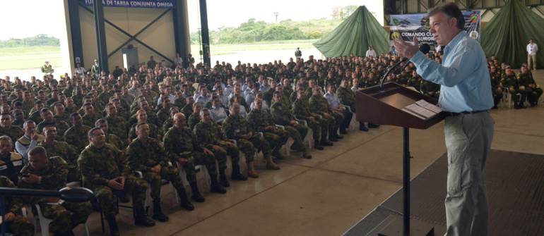 Santos con fuerzas militares. 