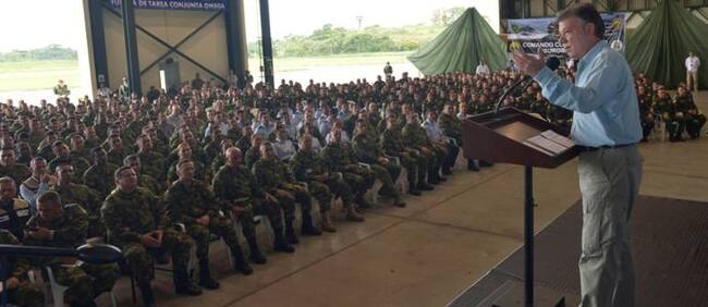 Santos con fuerzas militares.