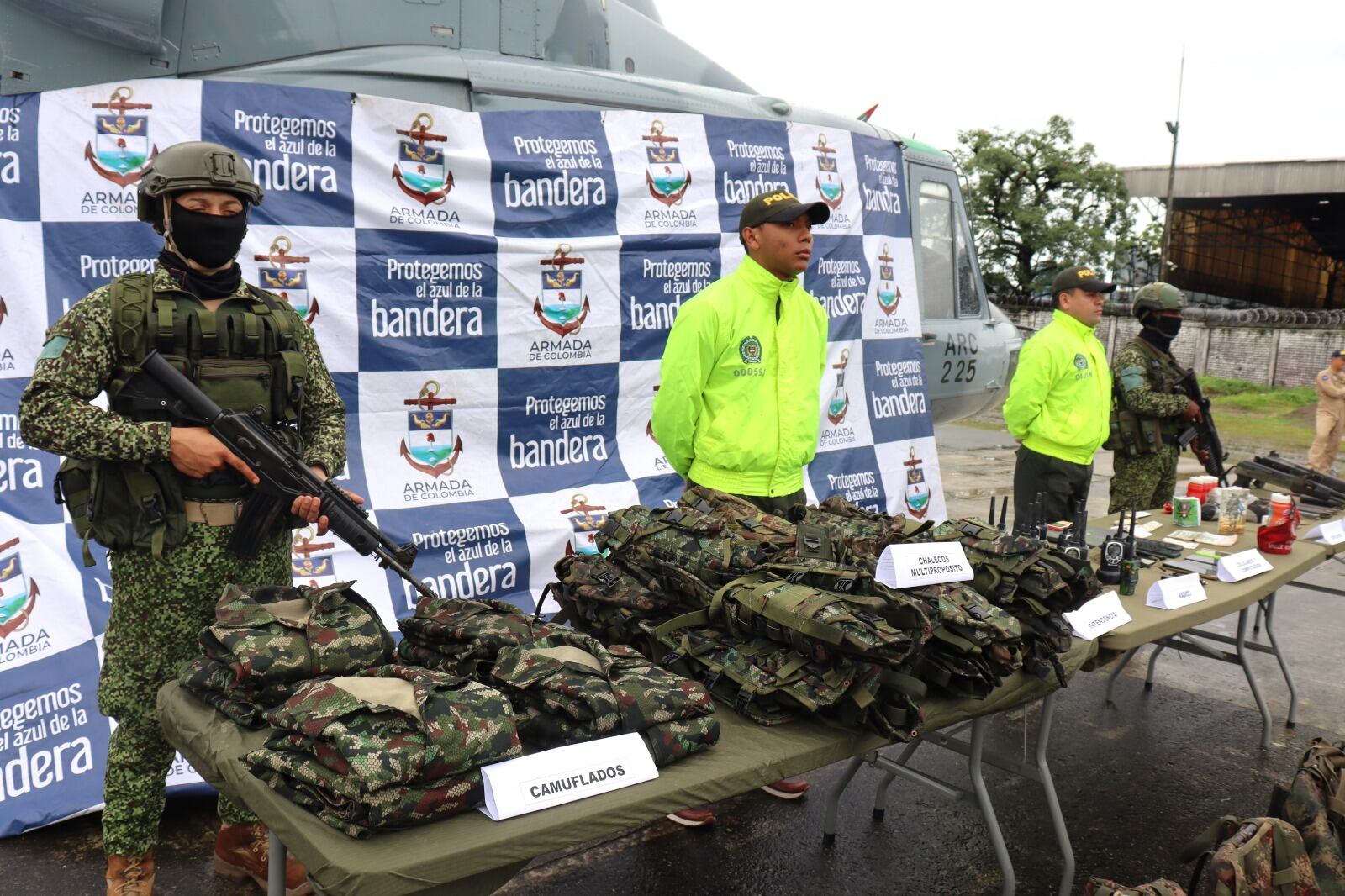 Se incautó dos fusiles, una pistola, abundante munición, material de intendencia, equipos de comunicación, cartillas de doctrina, uniformes nuevos del Ejército, entre otros elementos.
