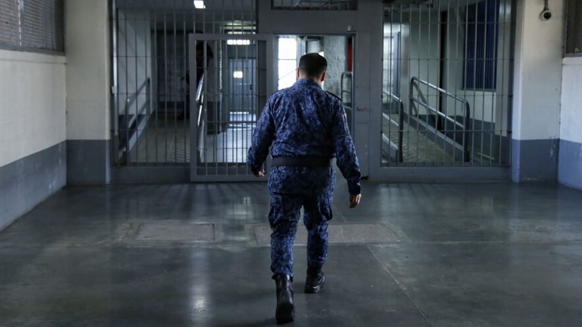 Dos guardianes del INPEC están acusados de tratar de ingresar drogas a una cárcel en Medellín