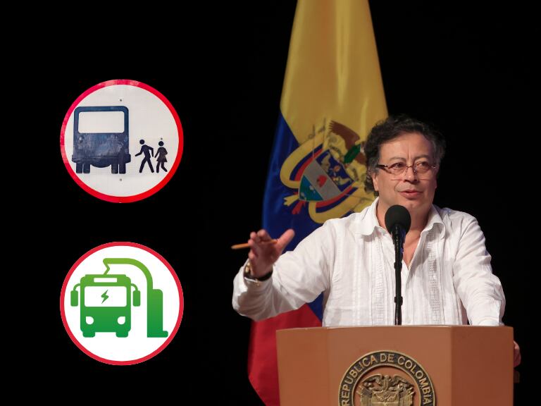 Gustavo Petro durante un discurso y al lado señales de buses eléctricos (Fotos vía Getty Images)