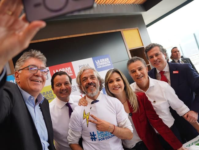 Luna, Galán, Oviedo, Cárdenas, Galán, Gaviria y Vicky oficializan alianza para elecciones 2026