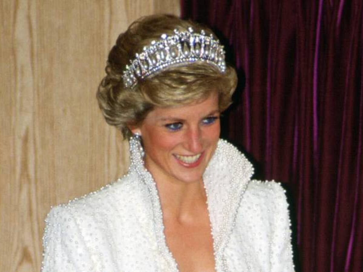 Tiaras, trajes y vestidos: los momentos de Diana de Gales en la moda