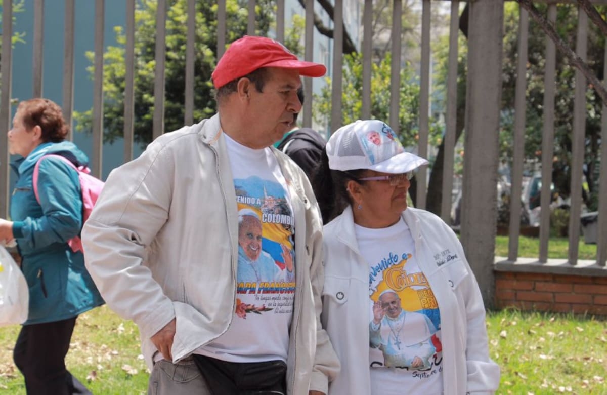 Personas portan camisetas alusivas del papa Francisco