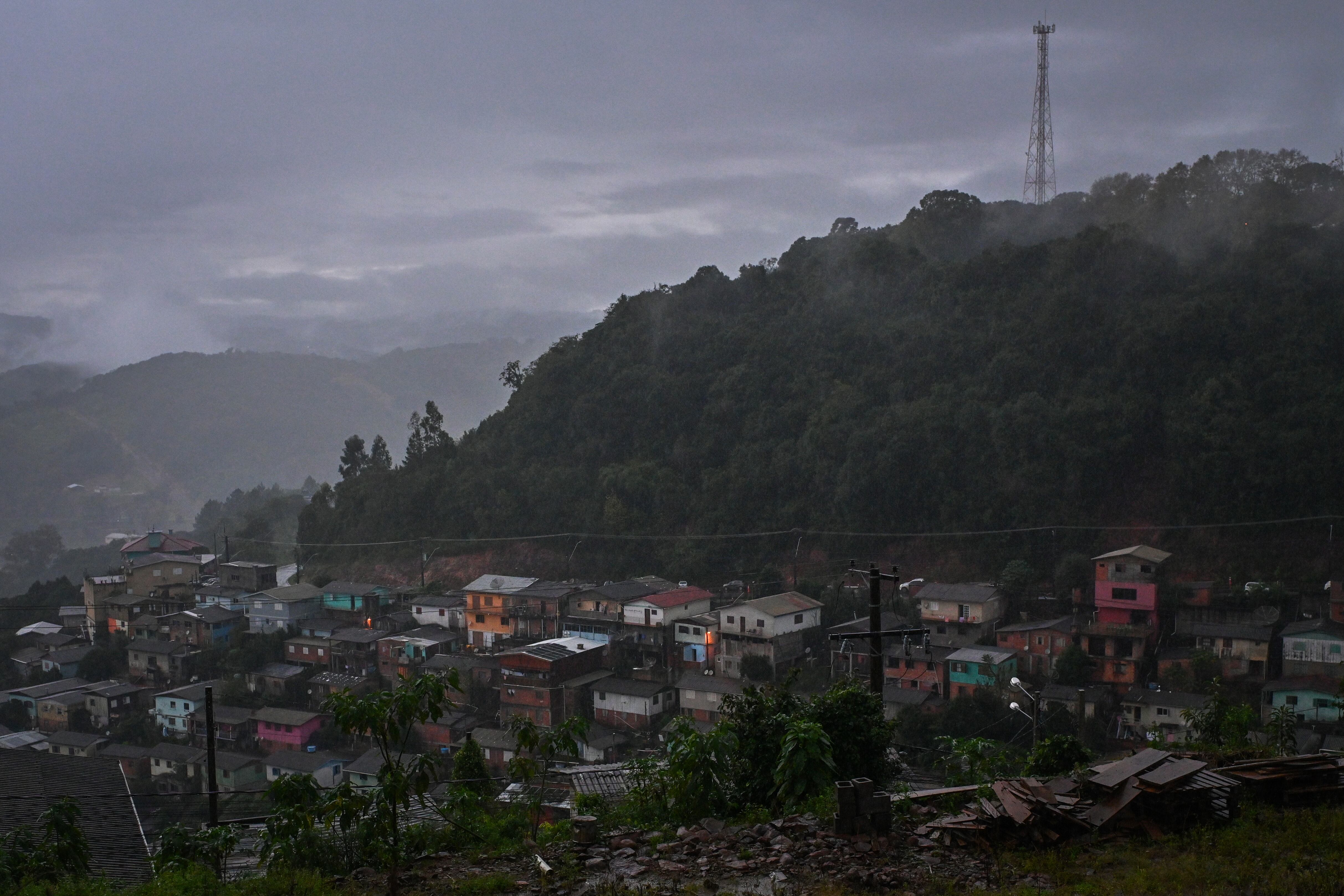 AME5471. BENTO GONÇALVES (BRASIL), 11/05/2024.- Vista general de una zona con riesgo de desprendimiento de tierra provocado por las fuertes lluvias este sábado, en el municipio de Bento Gonçalves, estado de Rio Grande do Sul (Brasil). EFE/ André Borges