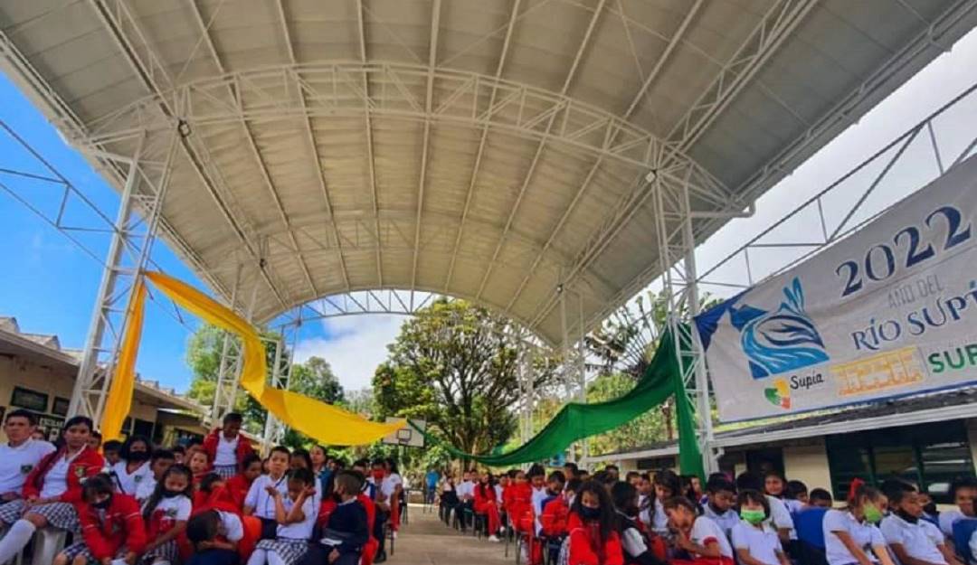 Entregaron capota de un colegio en Supía, Caldas. Crédito: Alcadía de Supía, Caldas.