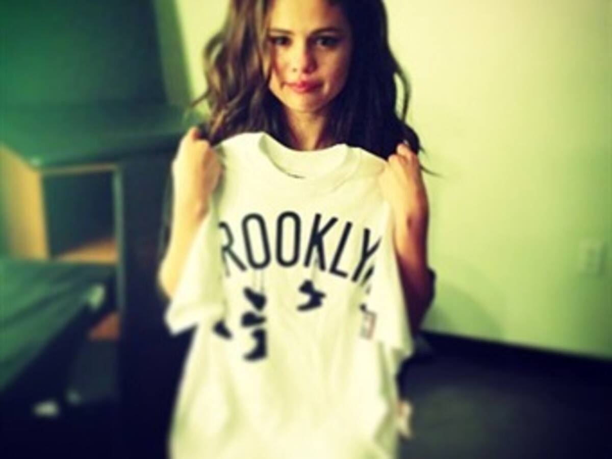 Selena Gomez rompe a llorar en el escenario