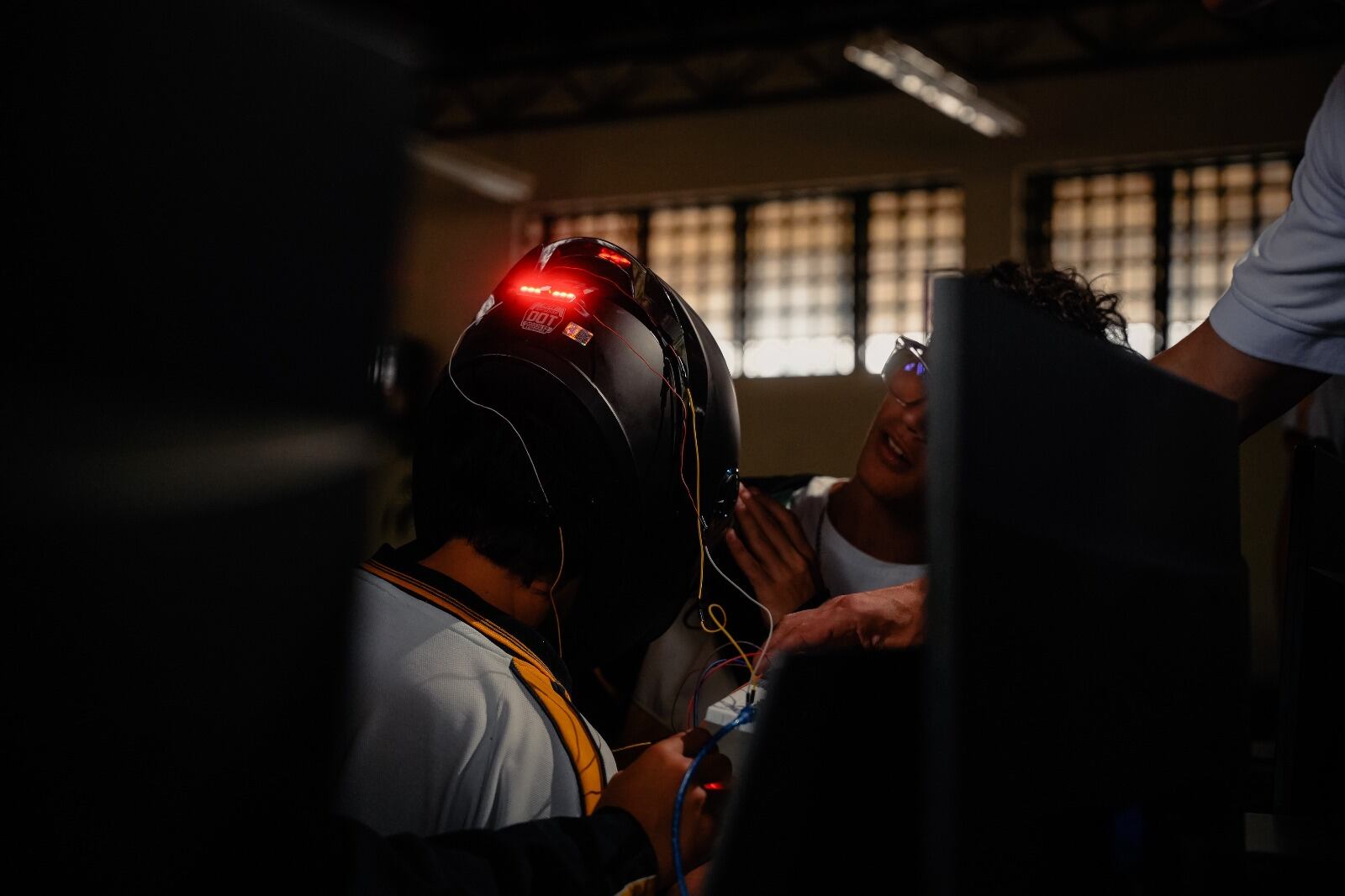 Estudiantes de Medellín crean casco inteligente que alerta a cuerpos de rescate en  emergencias