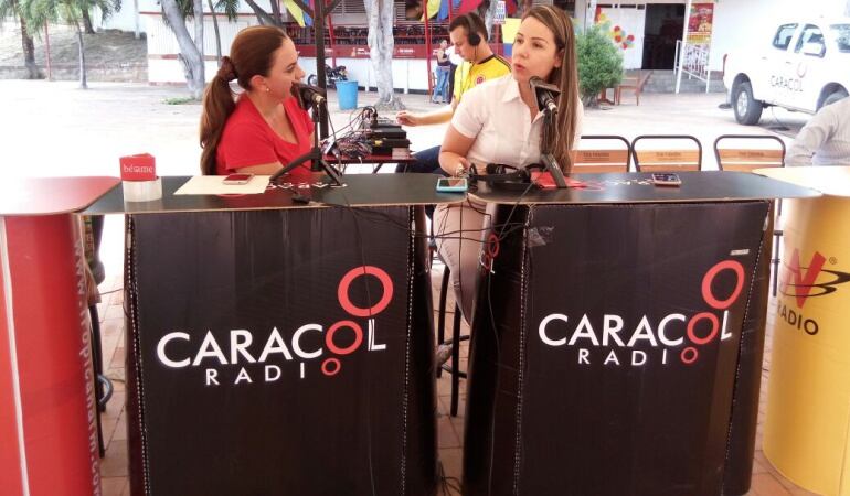 Esmeralda Rojas directora del servicio informativo con funcionaria de Corponor