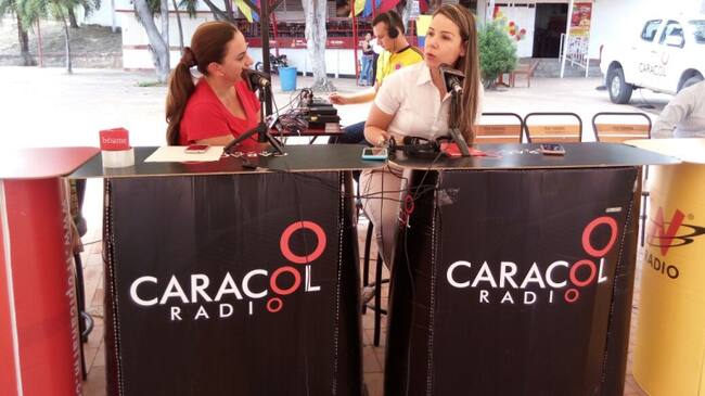 Esmeralda Rojas directora del servicio informativo con funcionaria de Corponor
