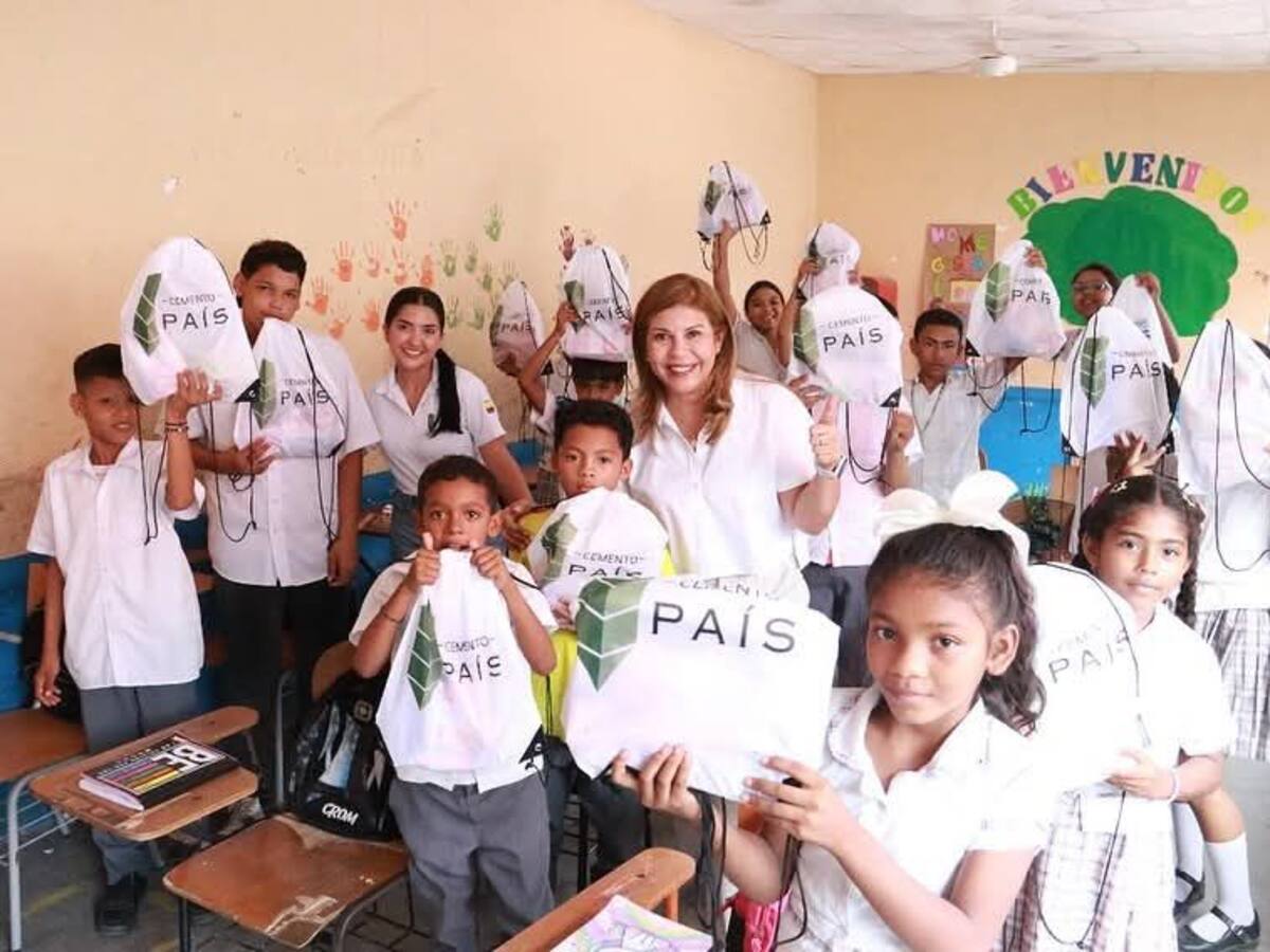 Estudiantes de la I.E. Felipe Santiago Escobar de Turbaco recibieron kits escolares