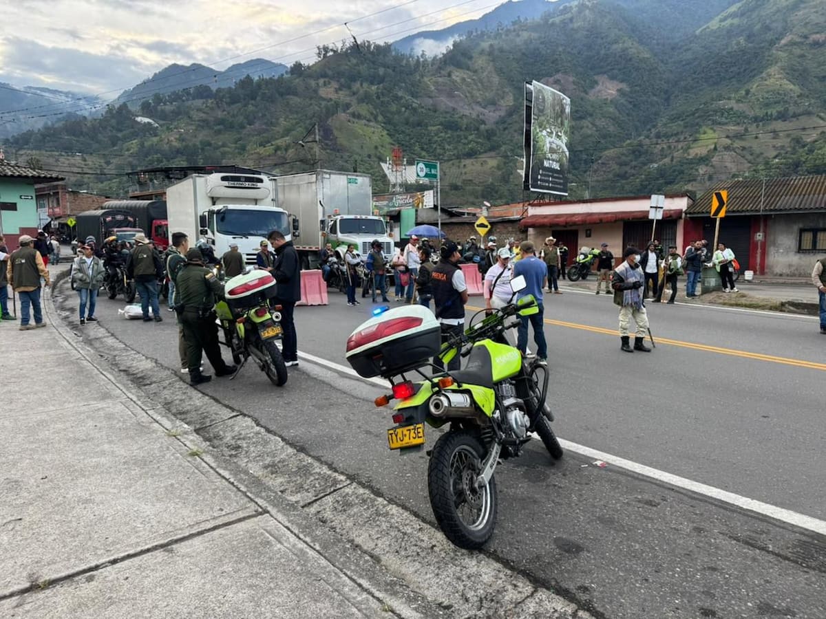 Manifestantes bloquean la vía Ibagué – Alto de la Línea – Calarcá