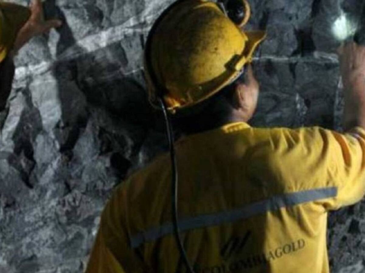 Con oraciones familias de mineros esperan noticias