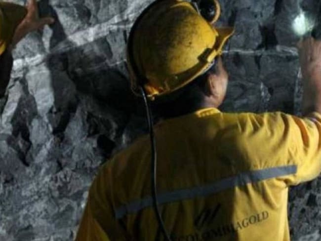 Familias de mineros esperan noticias