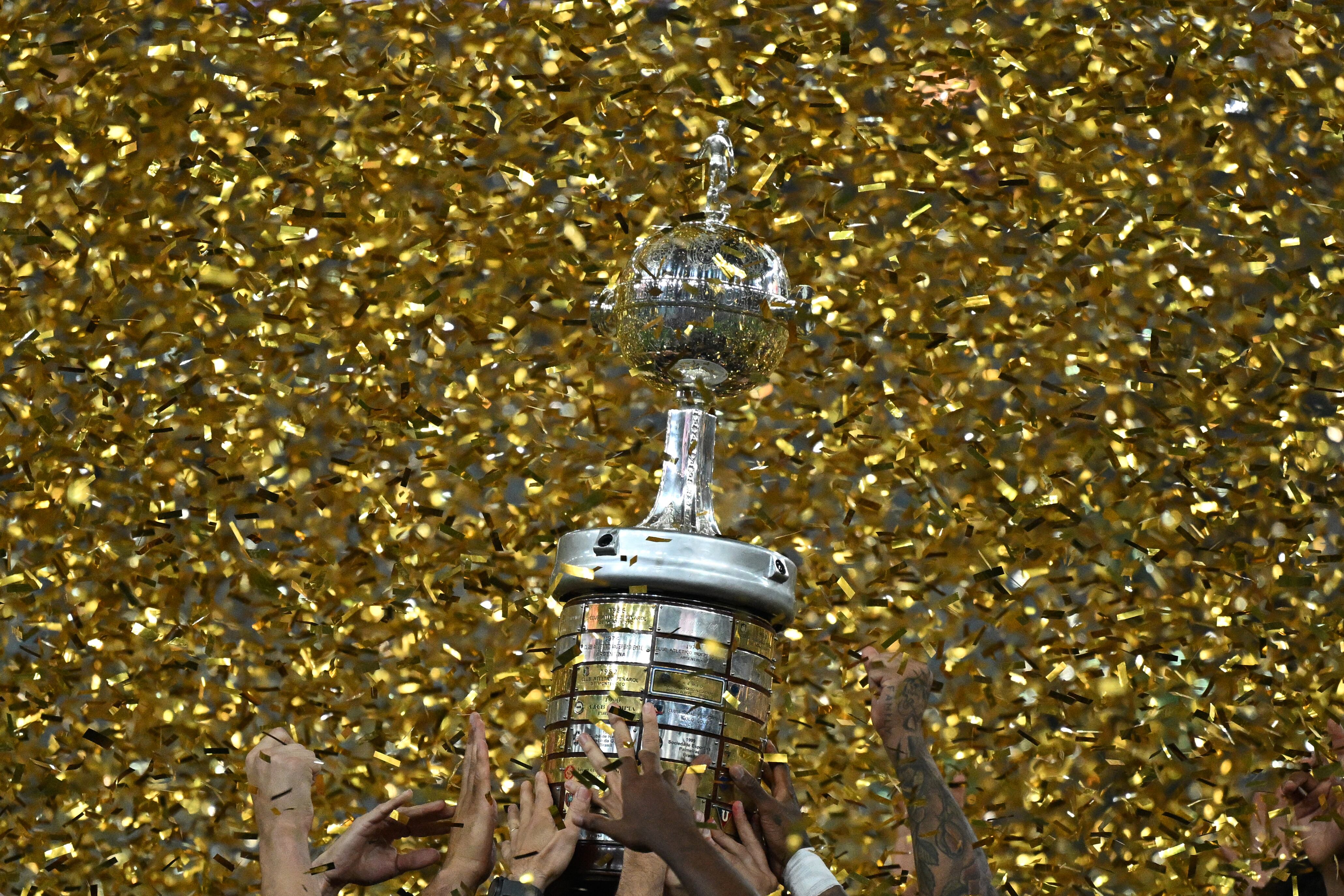 Trofeo de la Copa Libertadores. (Photo by CARL DE SOUZA/AFP via Getty Images)