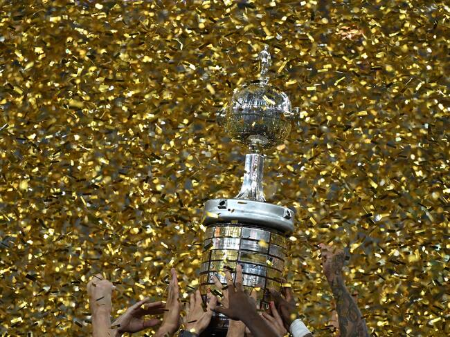 Trofeo de la Copa Libertadores. (Photo by CARL DE SOUZA/AFP via Getty Images)