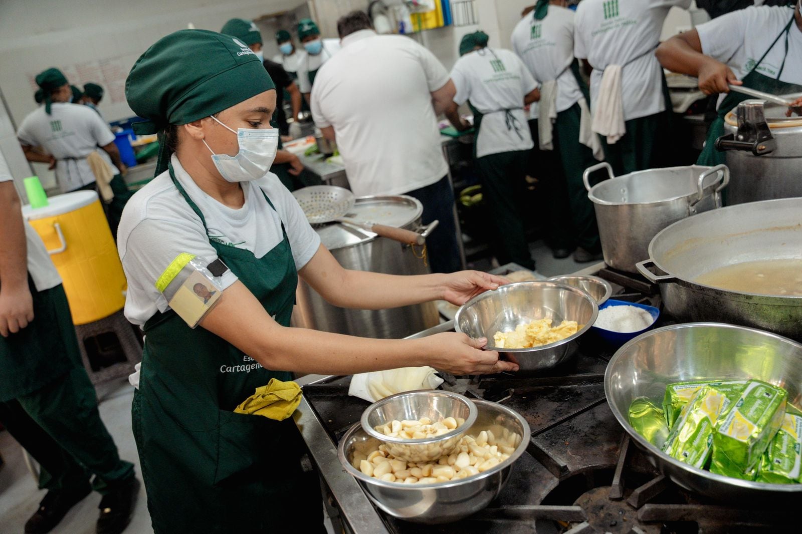 Mujer en la cocina en el ETCAR. Estudie Cocina GRATIS en Cartagena. Foto cortesía Alcaldía de Cartagena