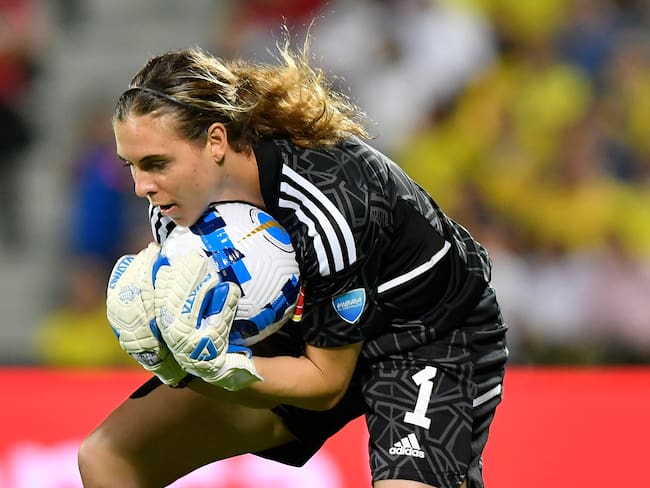 BUCARAMANGA, COLOMBIA - JULY 25: Goalkeeper Catalina Perez of Colombia in action during the Women&#039;s CONMEBOL Copa America 2022 Semi Final match between Colombia and Argentina at Estadio Alfonso Lopez on July 25, 2022 in Bucaramanga, Colombia. (Photo by Gabriel Aponte/Getty Images)