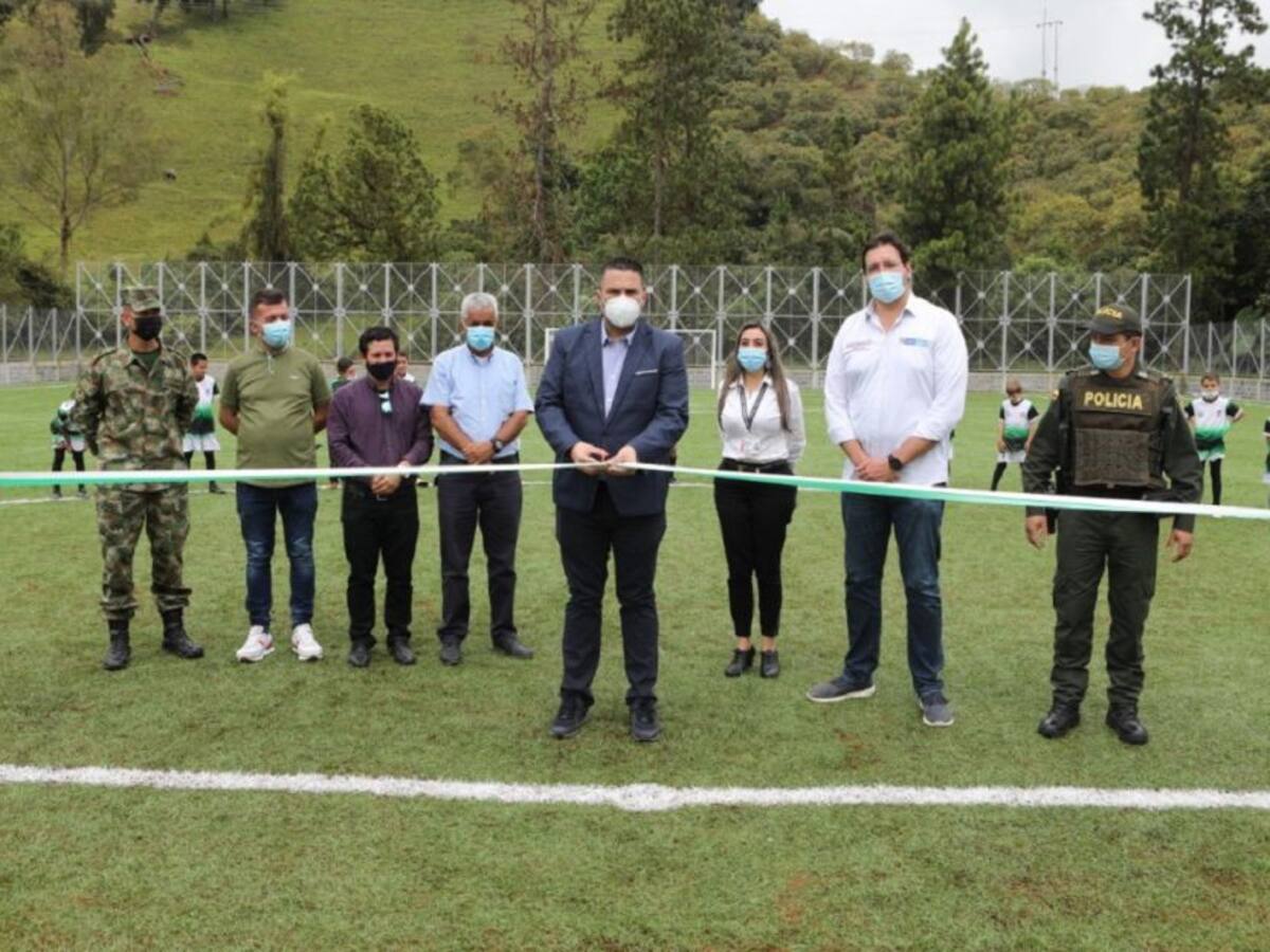 Prosperidad Social entrega una nueva cancha de fútbol en Aranzazu