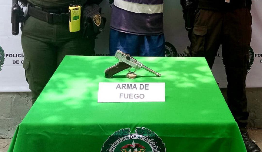 En el 2018, la Policía también decomisó otra pistola de similares características a dos presuntos delincuentes de la capital de Bolívar