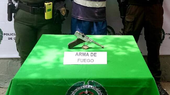 En el 2018, la Policía también decomisó otra pistola de similares características a dos presuntos delincuentes de la capital de Bolívar