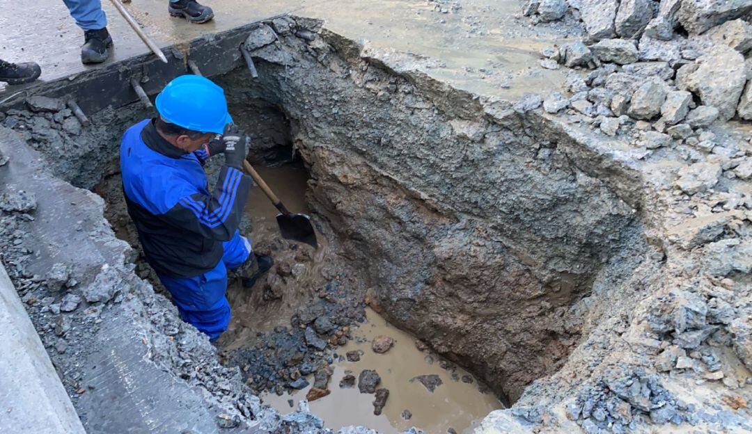 Reparaciones por filtración en una tubería de conducción