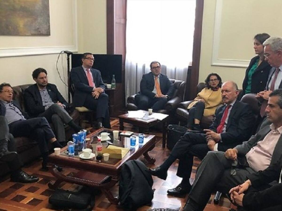 El sólo hecho de estar sentados es un avance: Velasco sobre reunión Petro, Uribe y Farc