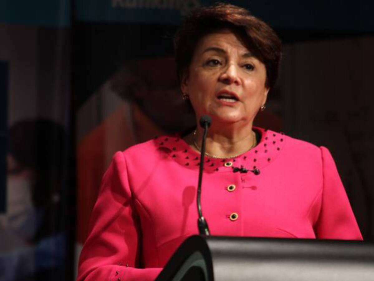 Hay que bajar la paz de los escritorios a los territorios: Dolly Montoya