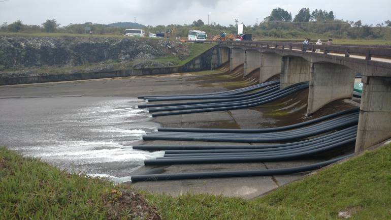 Evacuación del agua del embalse de El Peñol or el vertedero.
