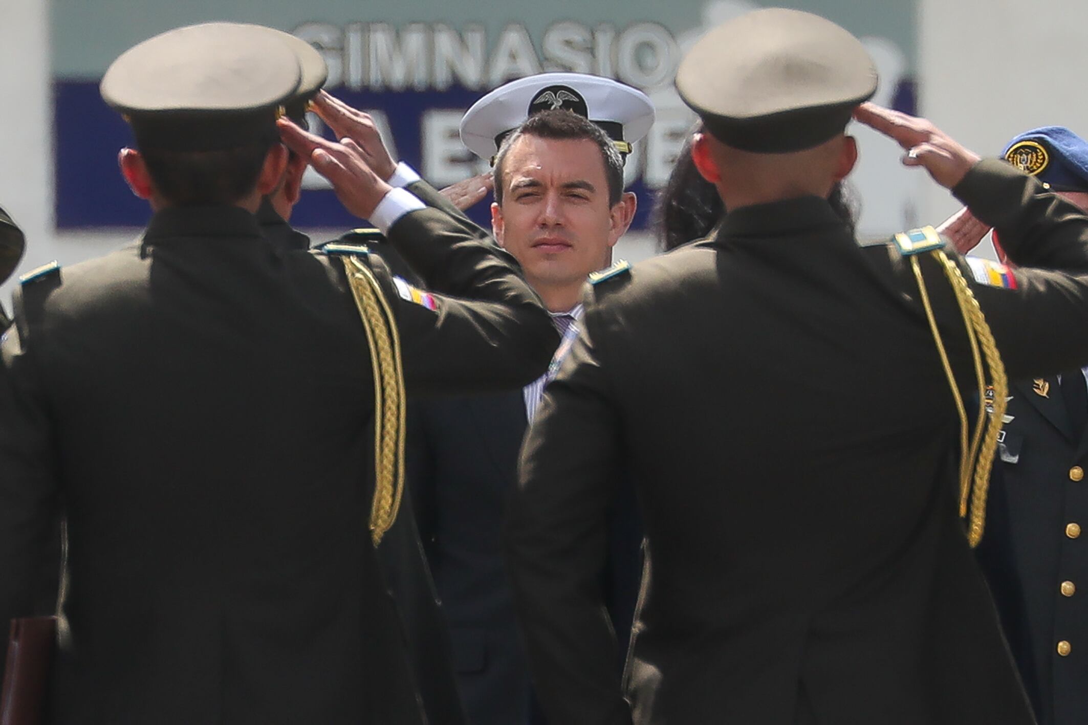 El presidente de Ecuador, Daniel Noboa (c), llega hoy a un acto de entrega de chalecos, radios, y otros nuevos equipamientos para la Policía con motivo del conflicto armado interno declarado contra el crimen organizado, en la Escuela de Policía en Quito (Ecuador). EFE/José Jácome