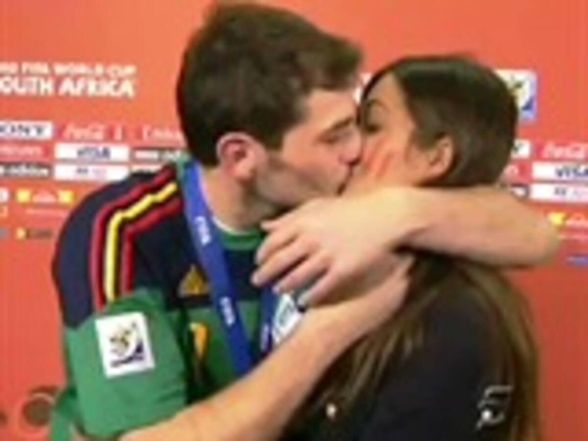 Iker Casilla celebra el titulo mundial besando a su novia, la periodista Sara Carbonero