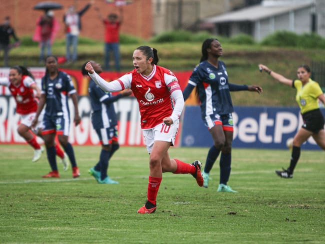 María Camila Reyes celebra el primer gol de Santa Fe ante Alianza Yumbo / Twitter: @LeonasSantaFe