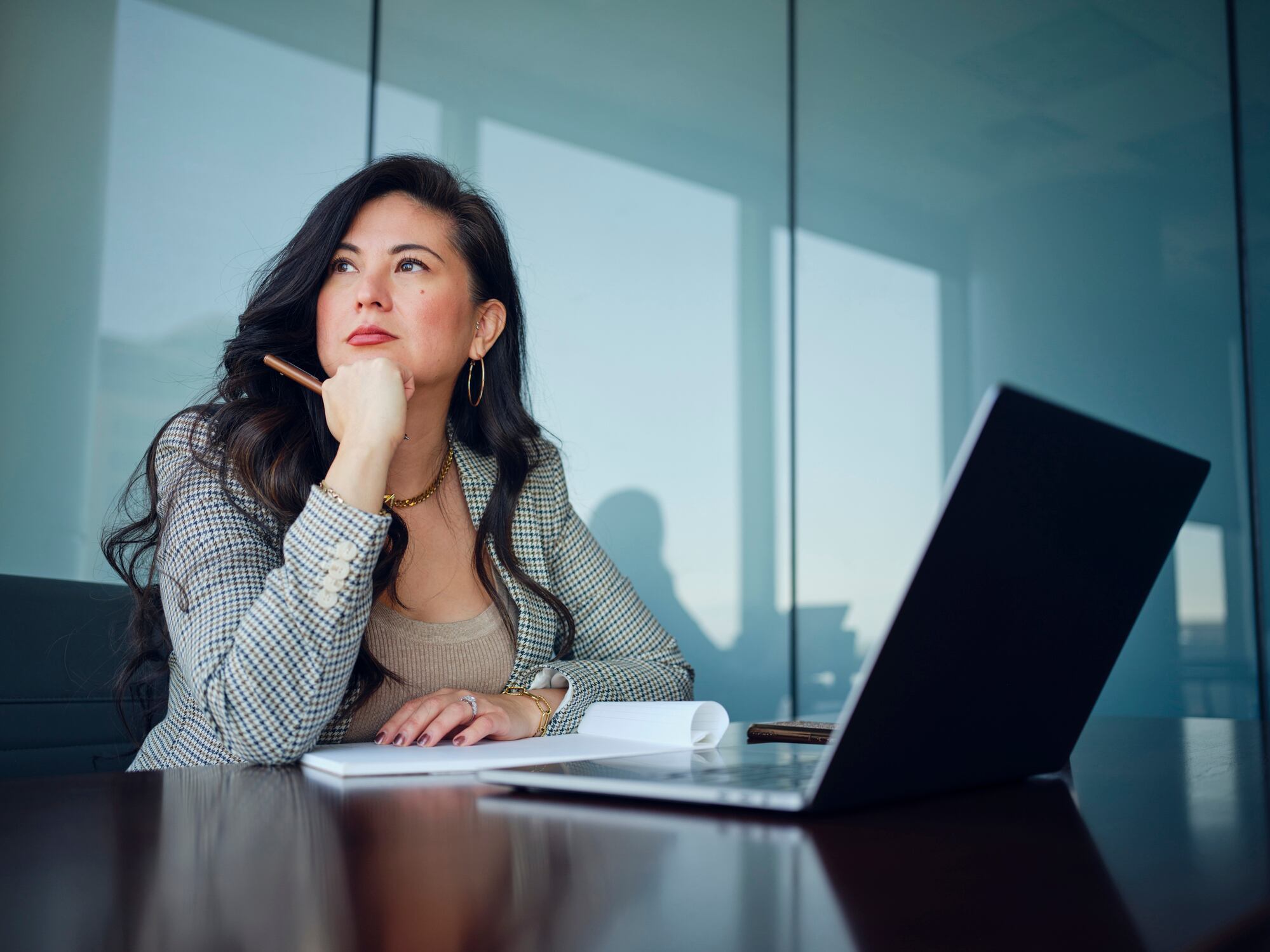 Empleada pensando, imagen de referencia // Getty Images