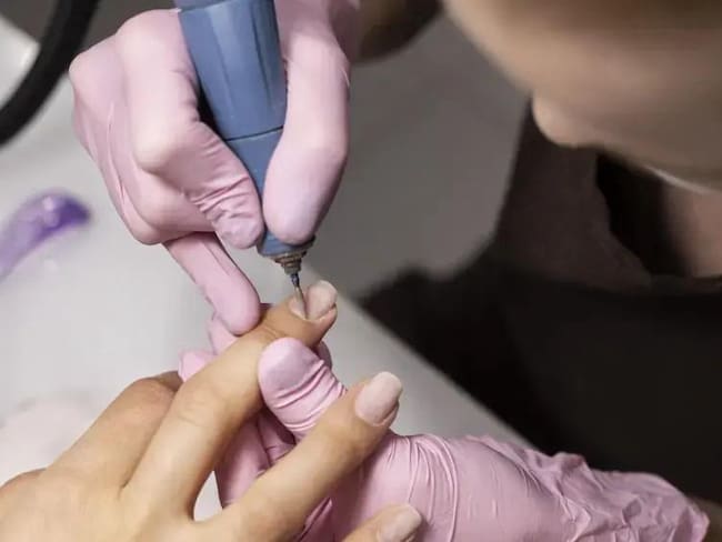 Invima prohíbe ingredientes potencialmente cancerígenos en esmaltes semipermanentes para uñas