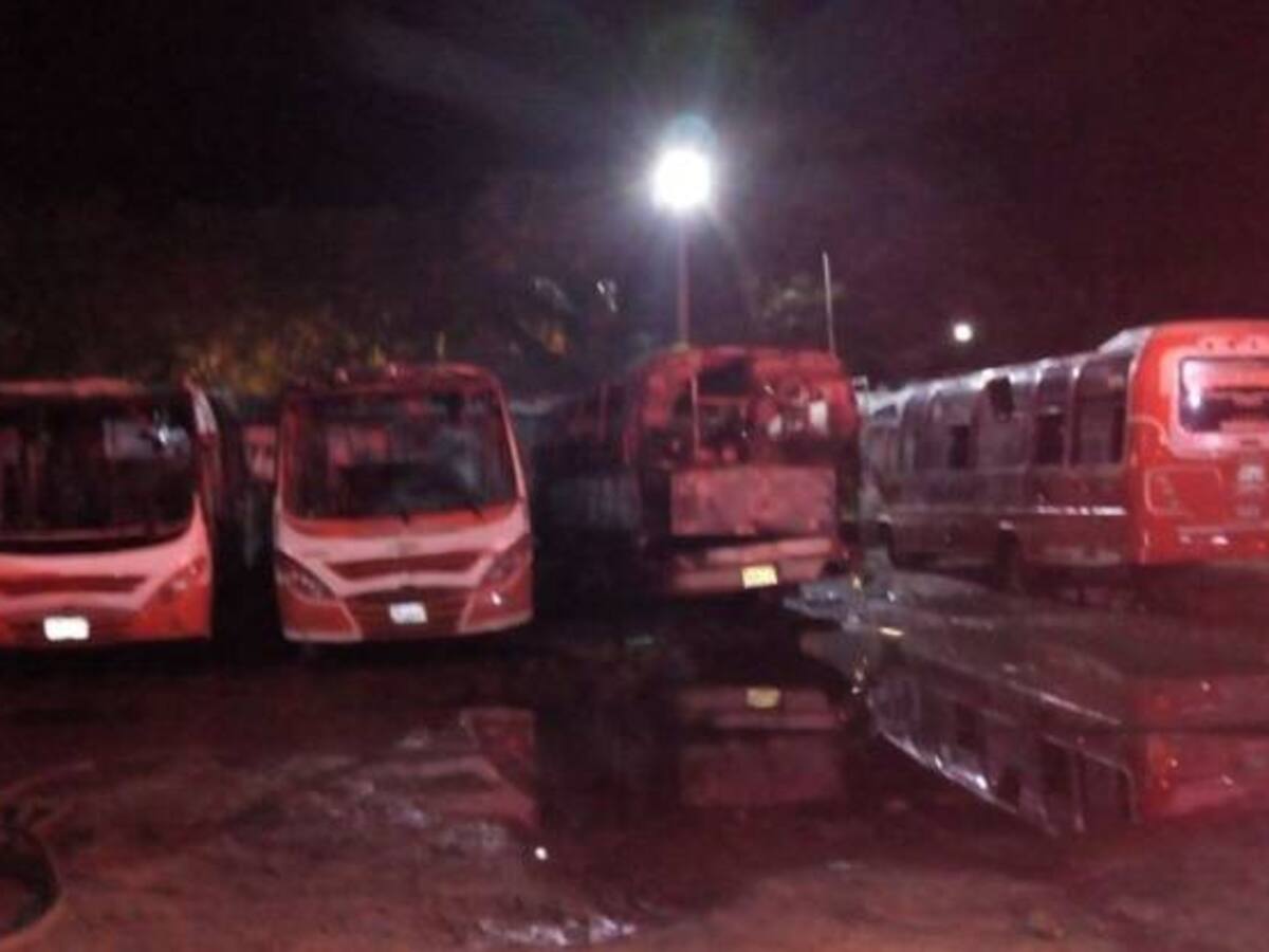 Incendio consume tres busetas en Malambo